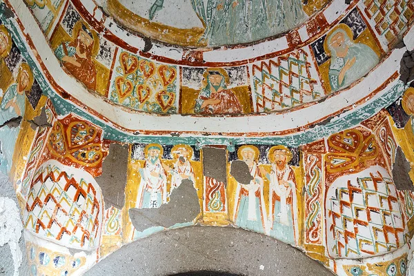 Cueva monasterio Roca tallada iglesia —  Fotos de Stock