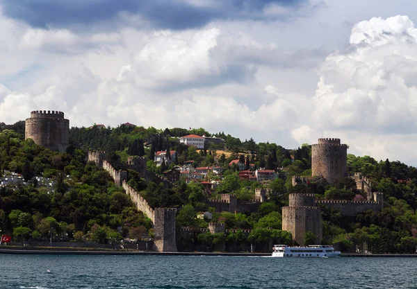 Bir tepede Boğaziçi'nin Rumeli kale kule. — Stok fotoğraf