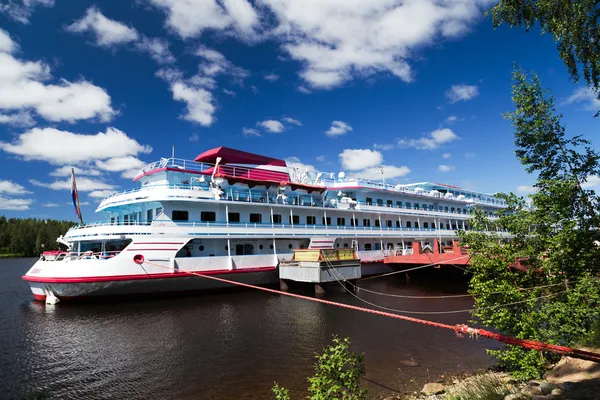 Cruises on river Mandrogi a crafts village on the Svir river. — Stock Image Cruises on river Mandrogi a crafts village on the Svir river. Royalty Free Stock Photos