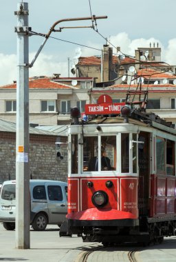 istanbul'da kırmızı vintage tramvay