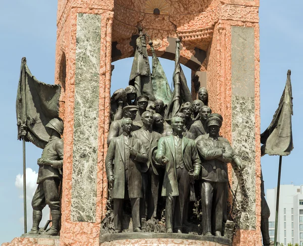 Republiky pomníku na náměstí taksim v Istanbulu. — Stock fotografie