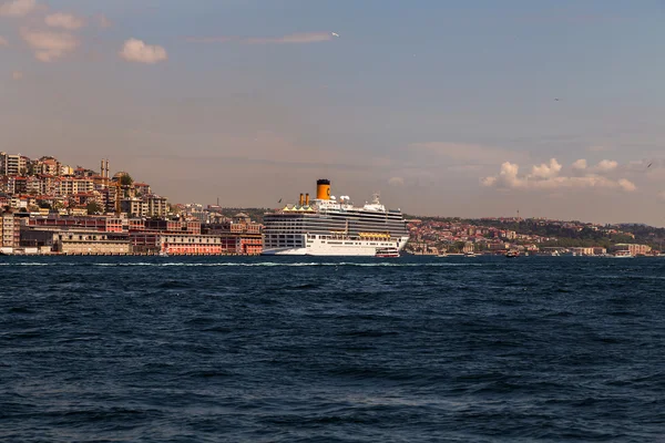 Turist fartyget i Bosporen, istanbul, Turkiet — Stockfoto