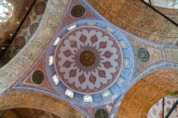 Dentro de la mezquita Sultanahmet en Estambul, Turquía — Foto de Stock