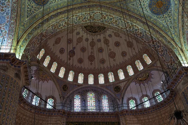 Dentro de la mezquita Sultanahmet en Estambul, Turquía — Foto de Stock