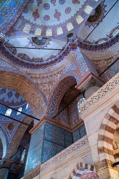Dentro da mesquita Sultanahmet em Istambul, Turquia — Fotografia de Stock