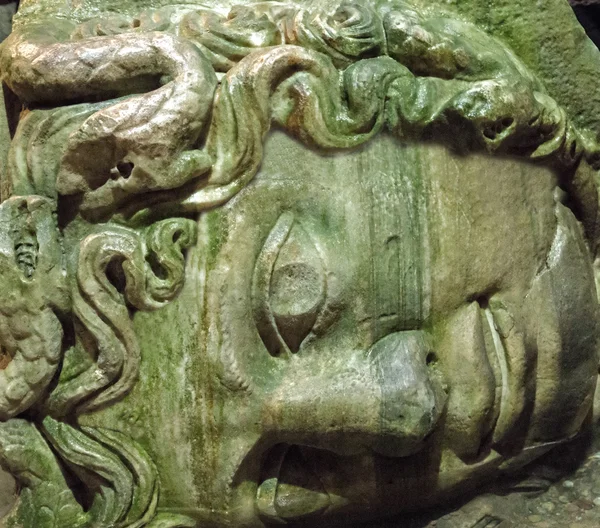 Gorgon medusa in der Zisterne der Basilika — Stockfoto