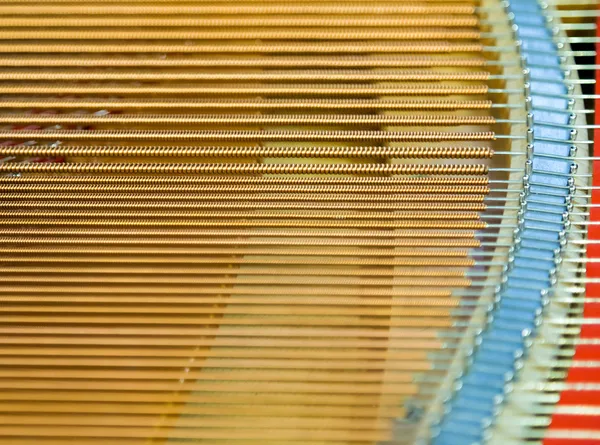 Cordas de igold dentro de um piano — Fotografia de Stock