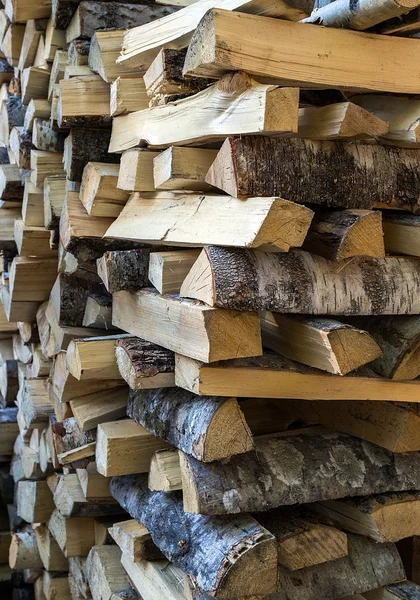 Подрібнені колоди дров в купі — стокове фото