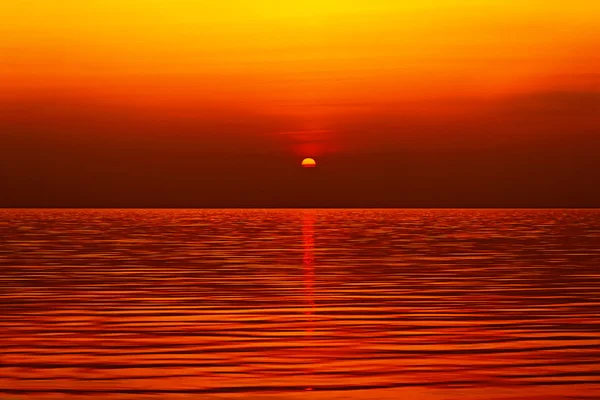 Sun setting over the sea — Stock Photo, Image