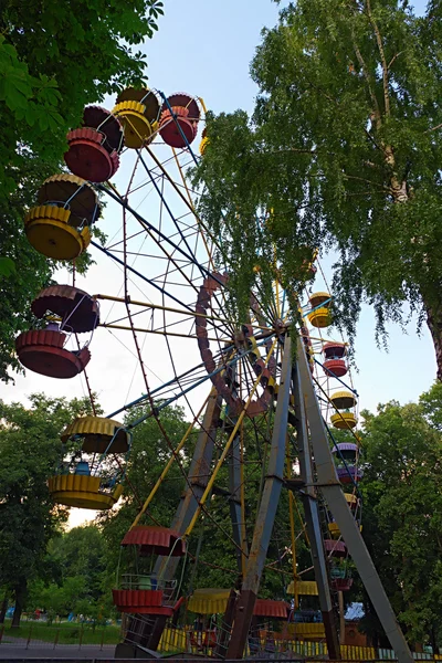 Ferris whiil en ciudad — Foto de Stock