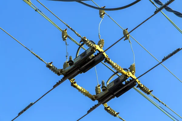 Stromkabel zur Verteilung des Stroms auf eine Straßenbahn — Stockfoto