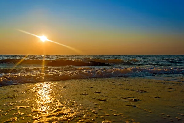 Схід сонця surf океану — стокове фото