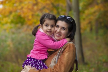 güzel anne ve kızı sonbahar park zevk.