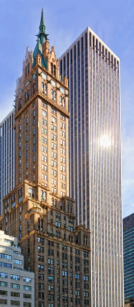 New York - 14 Apr: The Pierre hotel ging op een priemgetal site op t — Stockfoto