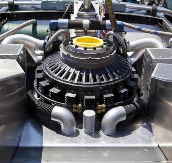 Motor de carro sob o capô aberto — Fotografia de Stock