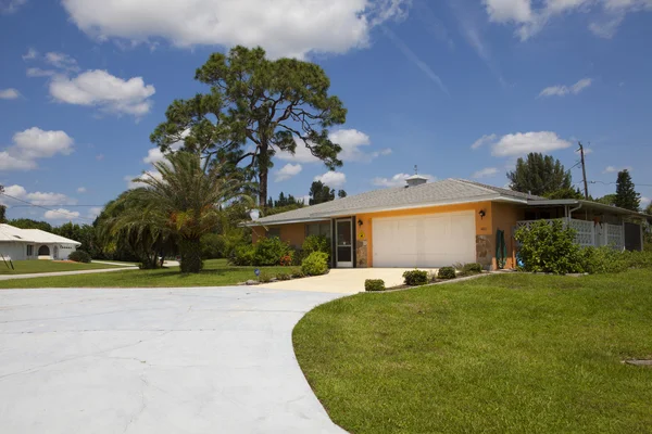 Luxury family house with landscaping on the front and blue sky o — Stock Photo, Image