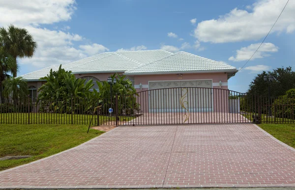 Casa familiar de lujo con jardinería en la parte delantera y cielo azul o — Foto de Stock