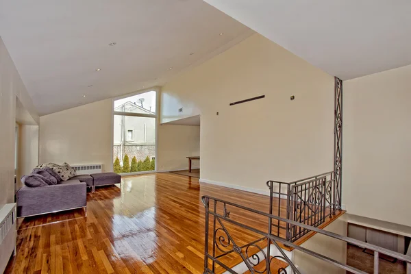 Living room with beautiful hardwood floors — Stock Photo, Image