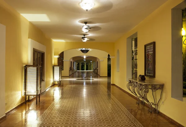 Розкішний готель Caribbean вдаватися вночі — стокове фото
