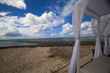 cabanas ile Cennet plaj