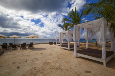 cabanas ile Cennet plaj