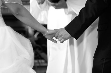 Gelin ve damat kilisede törenle elele