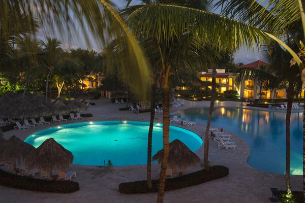 Luxuriöses karibisches Resort bei Nacht — Stockfoto