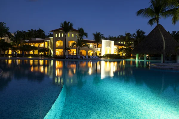 Luxurious Caribbean resort di malam hari — Stok Foto