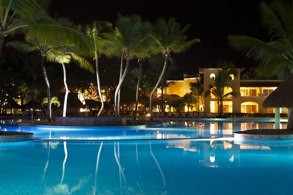 在晚上的豪华加勒比度假村 — 图库照片