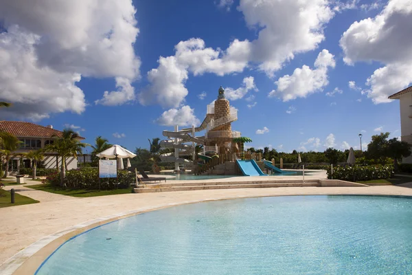 Hermosa piscina del complejo — Foto de Stock