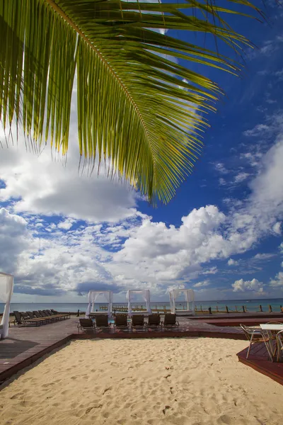 Strand paradijs met cabanas — Stockfoto