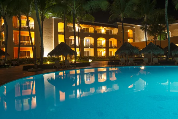 Lyxig caribbean resort på natten — Stockfoto