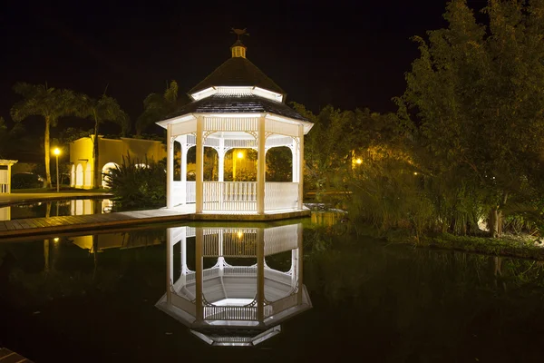 Lyxig caribbean resort på natten — Stockfoto