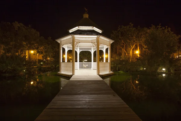 Luxuoso resort caribenho à noite — Fotografia de Stock