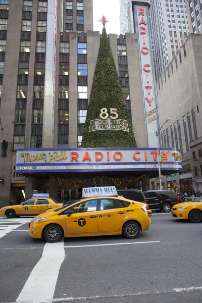 NEW YORK CITY - December 5: Radio City Music Hall, is the worlds — Stock Photo, Image