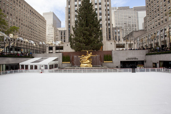 НЬЮ-ЙОРК - DEC. 5: Каток на исторической достопримечательности, Рокфелл
