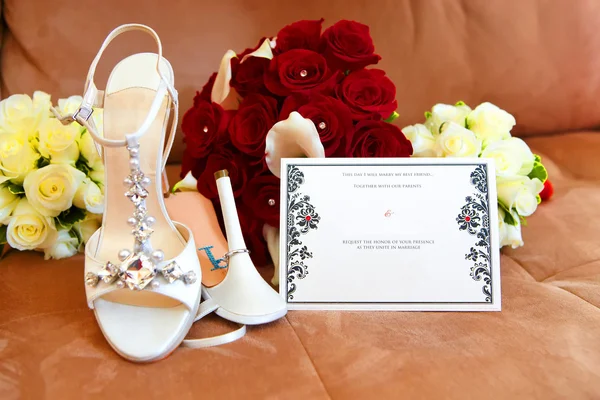 Bride and Groom Place Cards with Bouquet — Stock Photo, Image