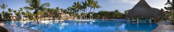 Luxusresort mit tropischem Pool — Stockfoto