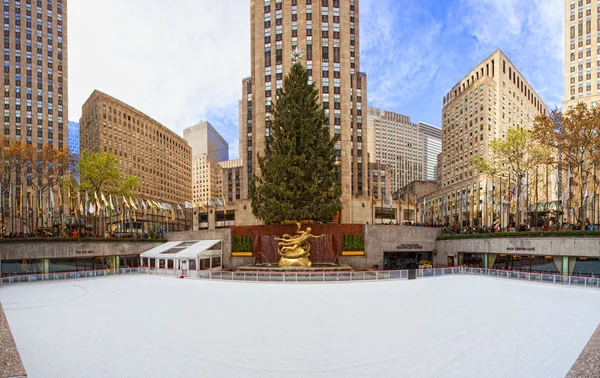 NEW YORK CITY - DEC. 5: The rink at historic landmark, Rockefell — Stock Photo, Image