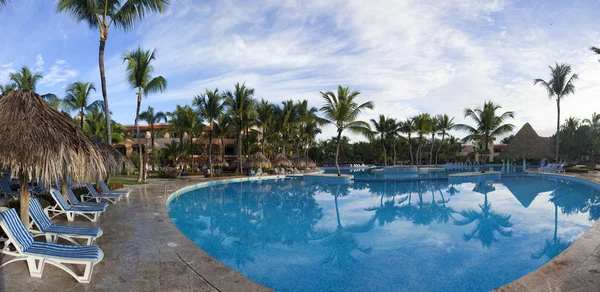 Resort de luxo com piscina tropical — Fotografia de Stock
