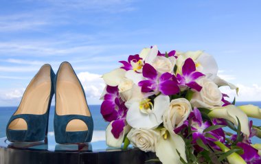 düğün ayakkabıları ve buket 