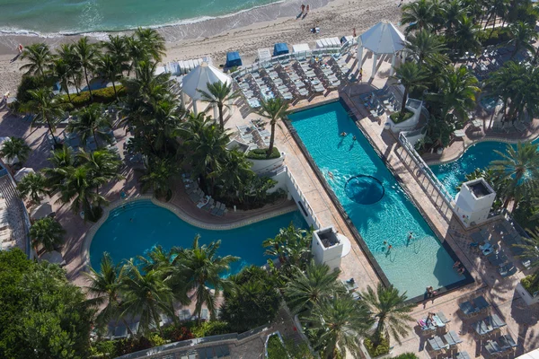 顶视图的热带海滩上豪华的酒店游泳池 — 图库照片