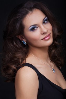 Mavi küpe ile güzellik