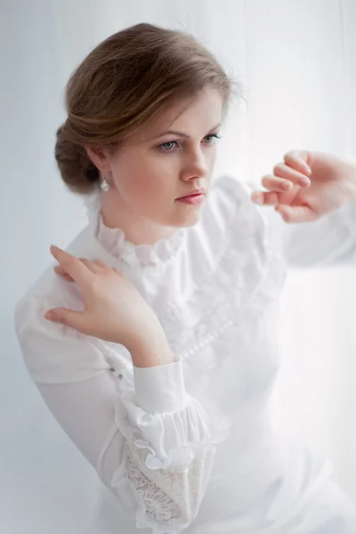 Schöne Frau in historischem Kleid — Stockfoto