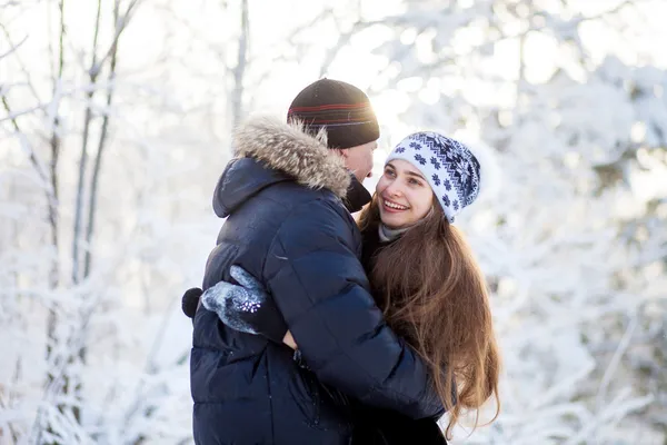 Mladý pár ve winter parku — Stock fotografie