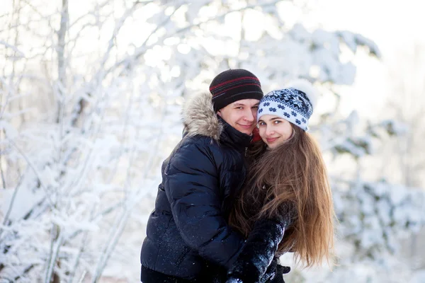 Ungt par i Vinterparken — Stockfoto