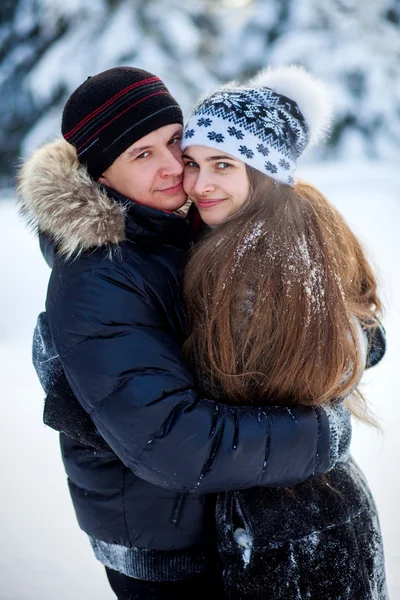 Pareja joven en el parque de invierno — Foto de Stock