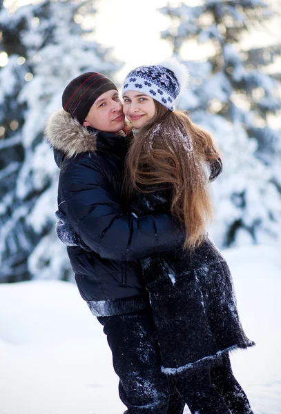 Pareja joven en el parque de invierno — Foto de Stock