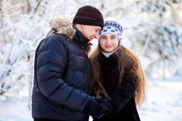 Pareja joven en el parque de invierno — Foto de Stock