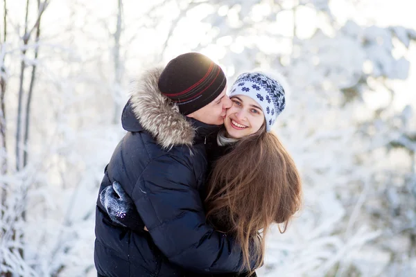 Pareja joven en el parque de invierno — Foto de Stock